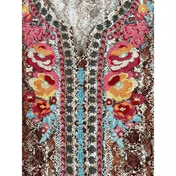 SAVANNAH JANE Animal Leopard Print Embroidered 3/4 Bell Sleeve V-Neck Top Small - Picture 4 of 6